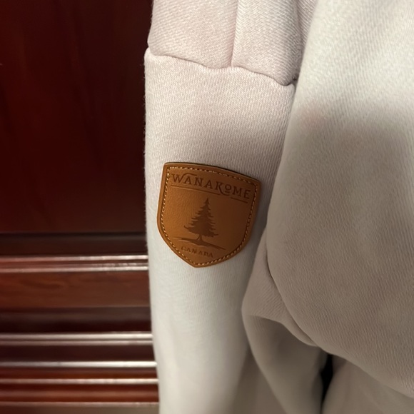 Wanakome Billie sweatshirt - great condition - very comfortable and has pockets. - Picture 3 of 4